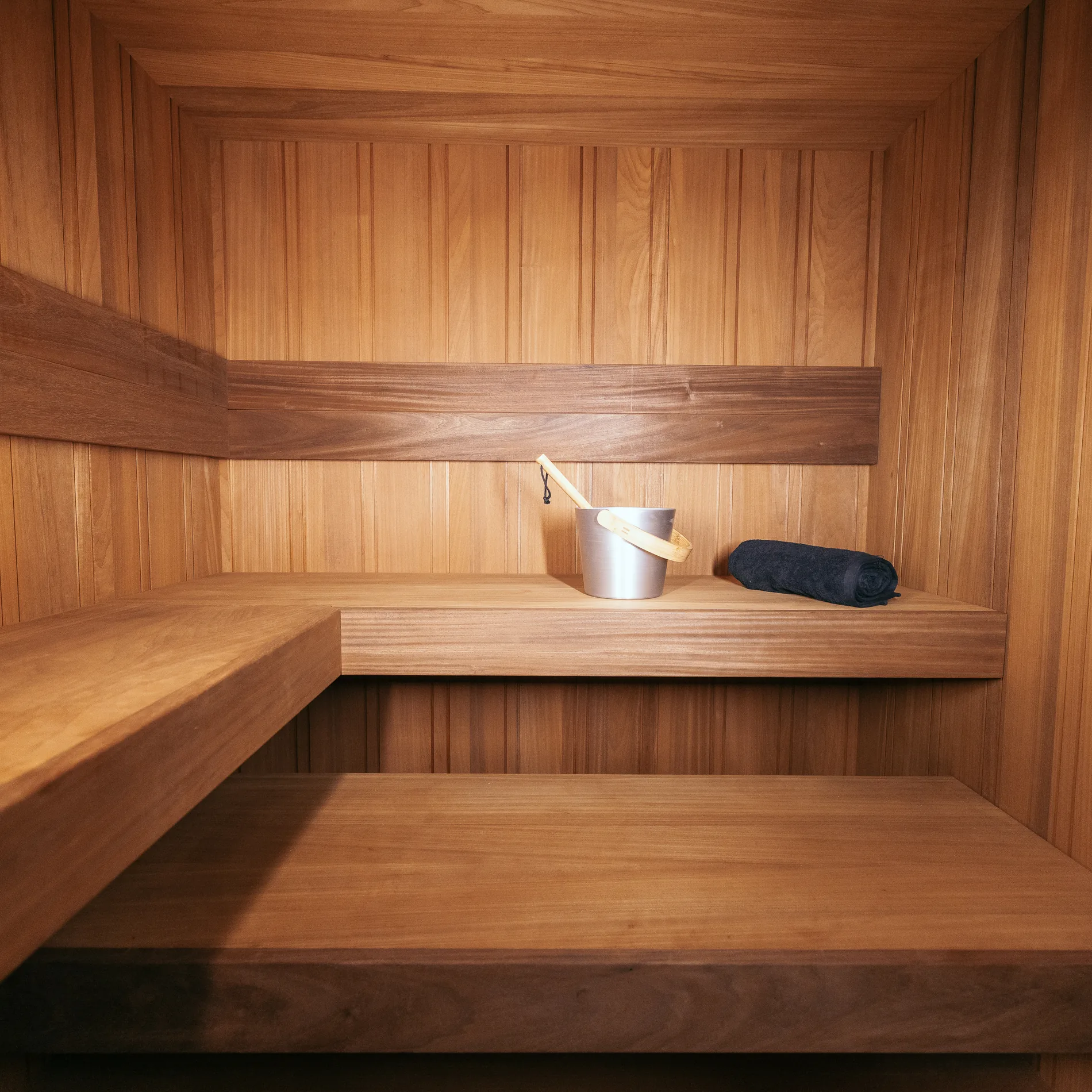 L-shaped upper and lower benches with bucket and towel in the Thermo Abachi interior option